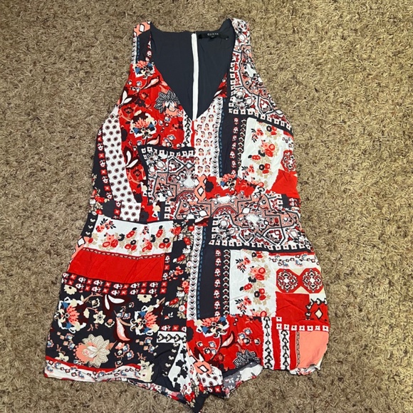 Guess Belle V-Neck Romper - Picture 2 of 7